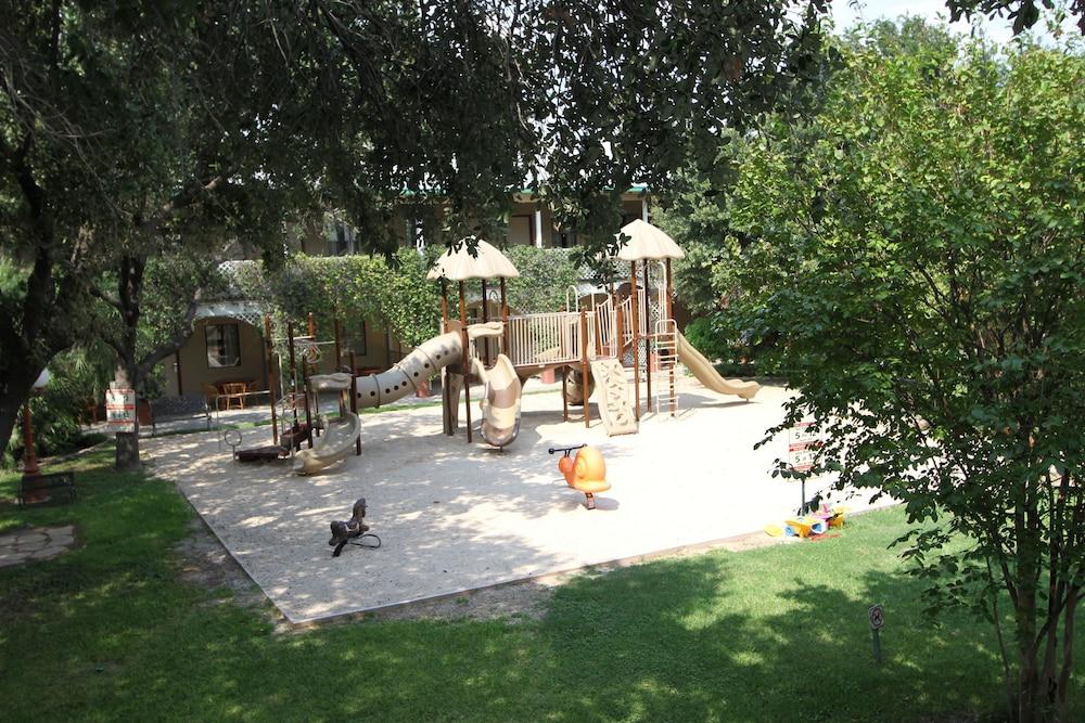 Family Garden Inn & Suites Laredo Exterior foto